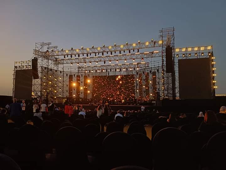 طلب زواج ومنع رجال الأمن من اعتراض الجماهير... كاظم الساهر يبدع في مصر (فيديو)